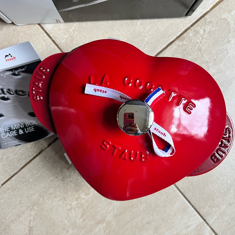 Staub heart dutch oven NWT